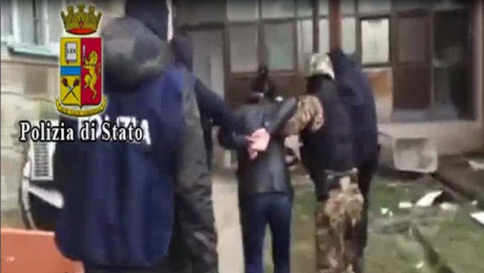 Terrorismo, 4 arresti tra Italia e Kosovo In chat: "Questo Papa sarà l'ultimo"