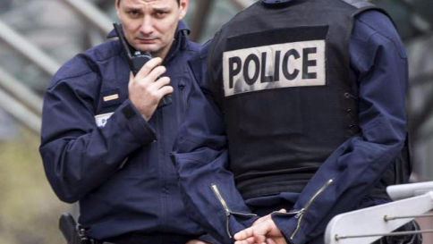 Paura a Disneyland Parigi: 28enne bloccato con due pistole in un borsone
