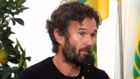 Cucina carne di piccione in diretta televisiva Lo chef Cracco denunciato dagli animalisti