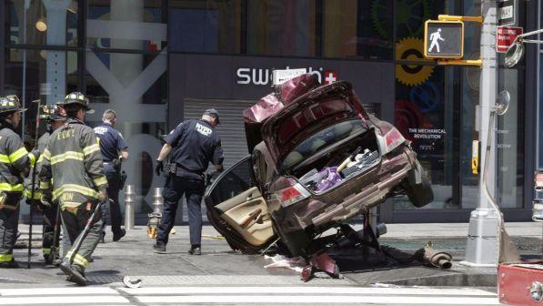 Auto su folla a Times Square, vittima è una giovane donna