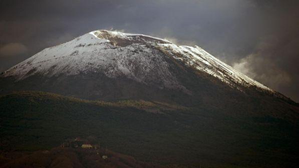 Maltempo Napoli, bus di turisti bloccato sul Vesuvio per neve