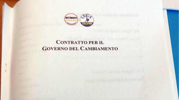 Contratto di governo M5S-Lega, la bozza è un caso: uscita dall'euro e cancellazione debito | "Testo superato"