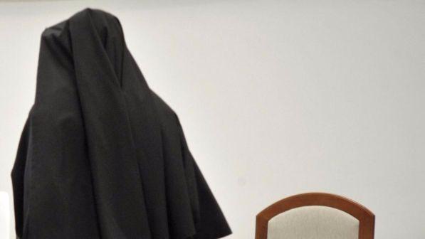 Bologna, pornodiva gira scena "hot" in strada: 15.000 euro di multa
