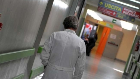 Genova, massacrato di botte perché lo credono gay: grave