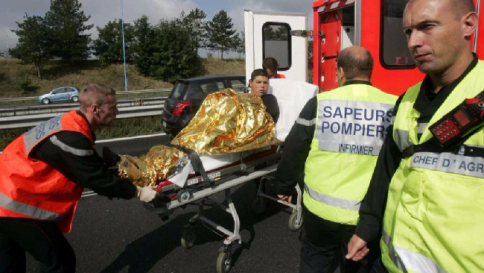 Francia, schianto frontale tra minibus e tir: morti 12 turisti portoghesi