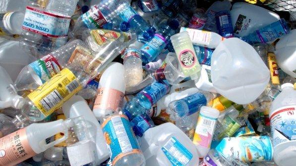 La Ue vara la strategia anti-plastica, 100% riciclo entro il 2030