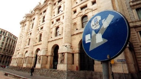 Borsa, apertura in ribasso