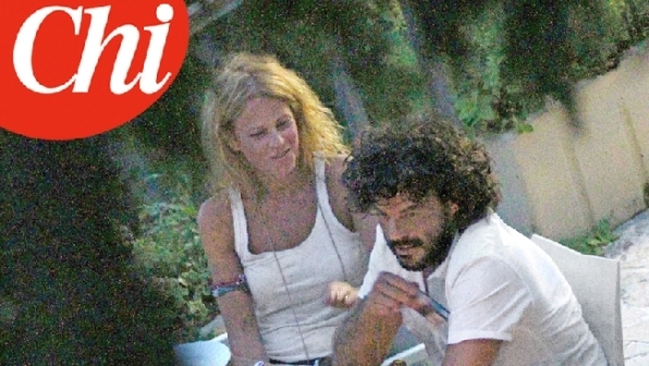 Ambra Angiolini e Francesco Renga: vacanze separate e intanto spunta una bionda