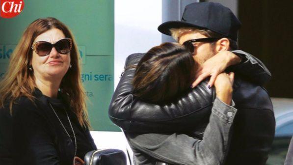 Belen e Andrea, che baci con la "benedizione" di Veronica