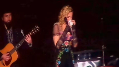 Attentati Parigi, Madonna ricorda le vittime sul palco e scoppia in lacrime
