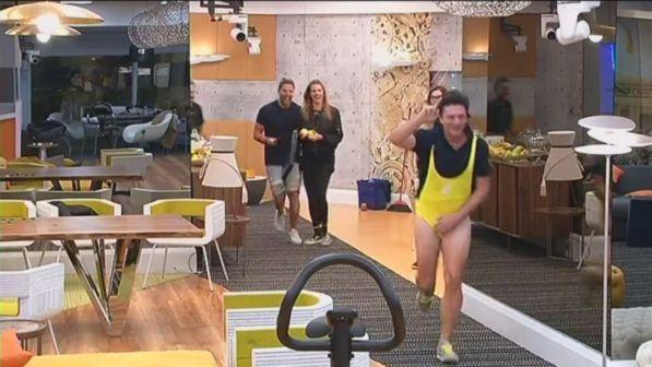 Grande Fratello Vip, Lorenzo in costume giallo: che stile per la penitenza