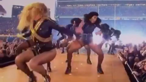 Super Bowl, attimo di suspense per Beyoncé: mezzo scivolone sui tacchi