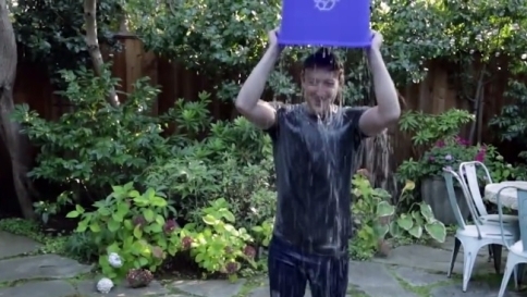 Ice Bucket Challenge, raccolti 106 milioni di euro grazie alle secchiate di ghiaccio