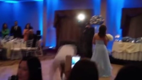 Gioie del matrimonio: sposa presa a calci dal marito al ricevimento