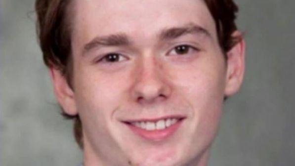 Usa, ex studente spara in una scuola: poliziotto sventa strage