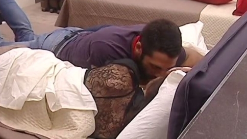 GF14, coccole e baci tra Giovanni e Mary Ma poi il dottore dice: "Non cerco l'amore”