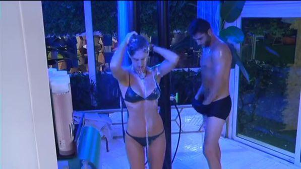 Grande Fratello Vip, i fratelli Rodriguez sono i primi a spogliarsi... per la doccia