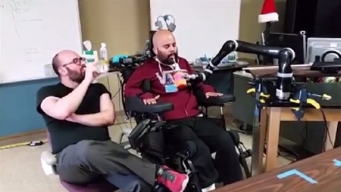 Uomo paralizzato muove il braccio bionico con il pensiero (e un chip)