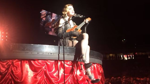 Madonna canta "La Vie en Rose" e sul palco piange per il figlio Rocco
