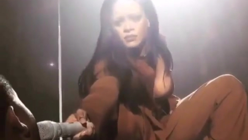 Rihanna resta di sasso, il fan ha una voce incredibile