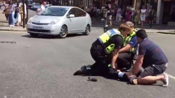 Londra, tenta di aggredire un poliziotto: arrestato in stazione