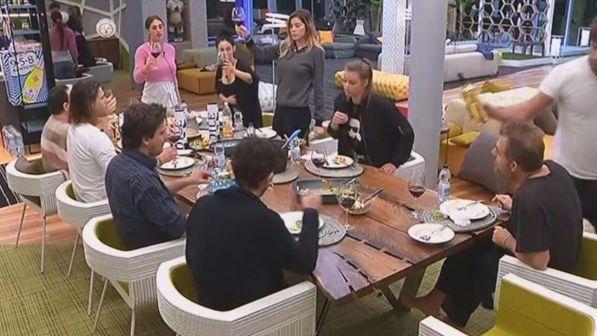 Al Grande Fratello Vip calici alzati per Giulia: torta, brindisi e ringraziamenti