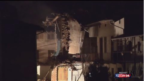 Nel Biellese palazzina esplode per una fuga di gas: 4 feriti