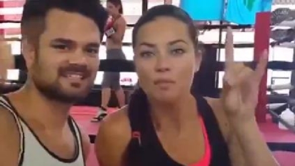 Turchia, Adriana Lima nella bufera per un gesto di estrema destra