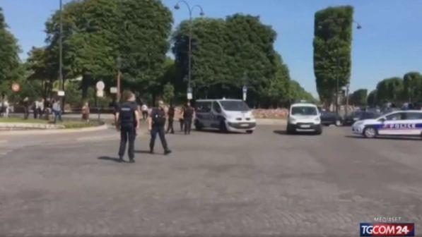 Parigi, l'Eliseo: "L'attacco sugli Champs-Elysées è terrorismo"