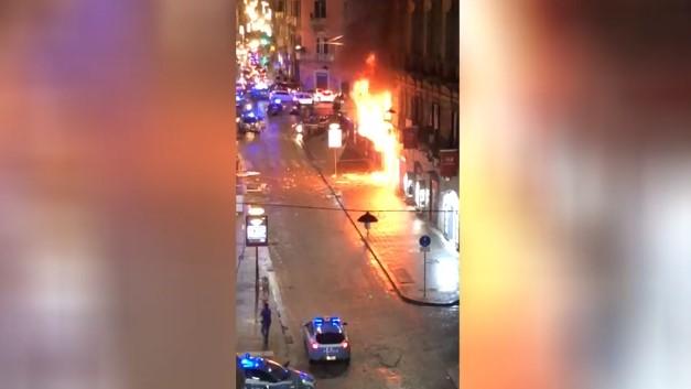 Napoli, violenta esplosione e fiamme in un bar in via Toledo