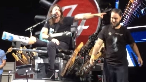 Foo Fighters, il fan compie gli anni: Dave Grohl gli fa suonare la batteria
