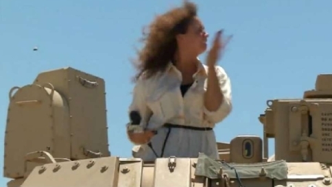 Servizio su esercitazione militare: reporter sotto il fuoco... di uno stormo di cicale