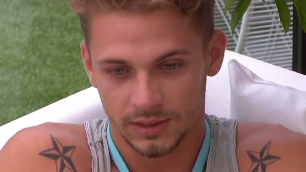 Grande Fratello 14, Igor piange pensando al fratello: "E' la mia famiglia"