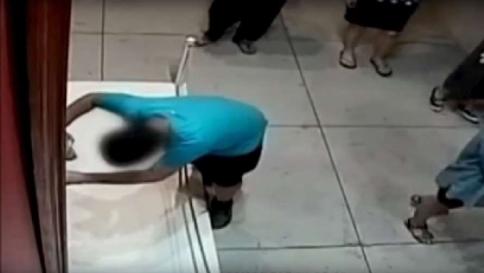 Taiwan, ragazzo inciampa e buca un quadro italiano da 1,5 mln di dollari