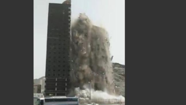 Arabia Saudita, strani rumori... poi il palazzo in costruzione si sgretola