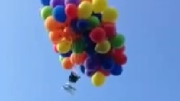 In volo con 150 palloncini sopra Calgary: all'atterraggio la polizia arresta un 26enne