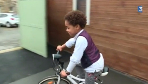 Francia, salva il papà correndo in bici per 3 chilometri: ora è un piccolo eroe