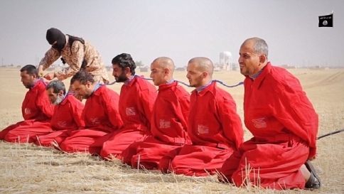 Libia, nuovo orrore dell'Isis: dodici miliziani decapitati e crocifissi a Sirte