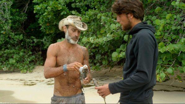 "Isola dei famosi", il regalo inaspettato di Raz