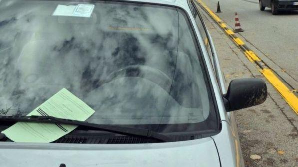 La multa c'è, la multa sparisce: quando la linea dura ha breve vita