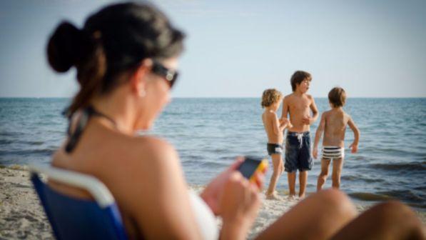 Estate in privacy, dalle app ai selfie: le 10 regole per non rimanere "scottati"