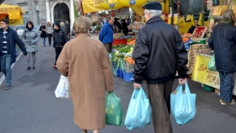 Cibo scaduto sulla tavola di un anziano su tre: rischi per la salute