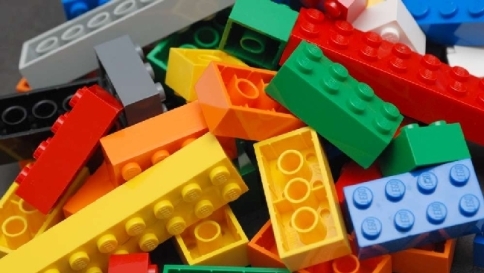Lego, addio plastica: in futuro i mattoncini saranno realizzati con materiali ecologici
