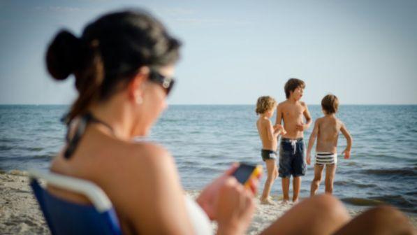 Smartphone in mano anche in spiaggia: il 57% vuol stare connesso