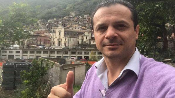 Sicilia, Cateno De Luca non potrà usare Facebook