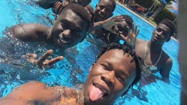 Migranti in piscina, parroco: "In chiesa nessun vessillo politico"