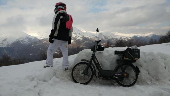 I temerari che sfidano la neve in sella al Ciao: al via il Crazy rally