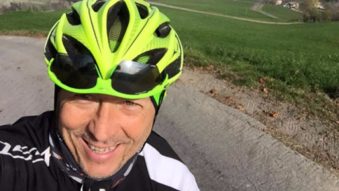 Paolo Belli, incidente in bicicletta: urtato da un'auto che non si ferma
