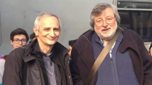 Francesco Guccini visita Auschwitz, cade e finisce in ospedale