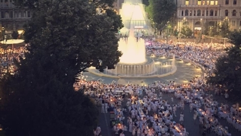 Milano, a migliaia per la cena in bianco: romanticismo e magia al Castello Sforzesco